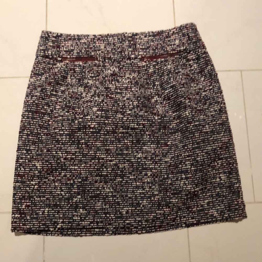 LOFT Ann Taylor straight skirt. Back zip up. Front pockets.